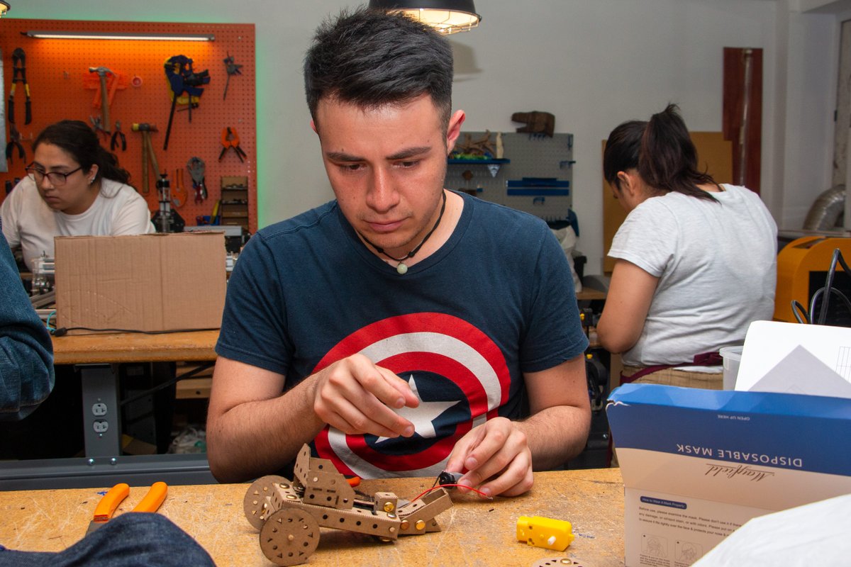 HacedoresCom's tweet image. ¡Nuestro equipo de Robolution se está preparando para la @makerfairecdmx! Se llevará a cabo el día viernes 12 y sábado 13 de mayo en el CENART. Estamos ansiosos por mostrarles en lo que hemos estado trabajando. 🤖🛠😎

#Robolution #MakerFaireCDMX #CENART #InnovaciónTecnológica