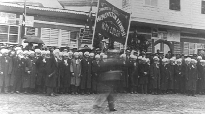 FOTOĞRAFIN DİLİ DİKKATLİCE BAKINIZ!

✅Fotoğrafımız 1930’ların Rize’sinde çekilmiş…
Hani şu 1925’de meşhur ‘Hamidiye’ zırhlısının bombalayıp taş üstünde taş bırakmadığı iddia edilen Rize… 

✅Hani şu; sarık yerine şapka takmak istemeyen alimlerin tepesine bomba yağdırılıp, sağ