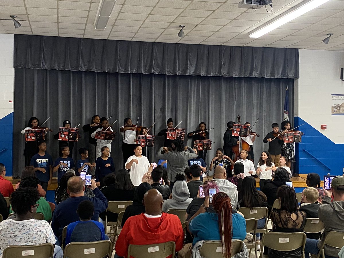 jcorsovb's tweet image. Exciting spring concert @RosemontEagles with our choir and orchestra! They did an amazing job! @MrsBCGreen @RosemontPTA Thank you to Mr. Poe and Mr. Hendon for introducing our students to something new! @VBTitleI