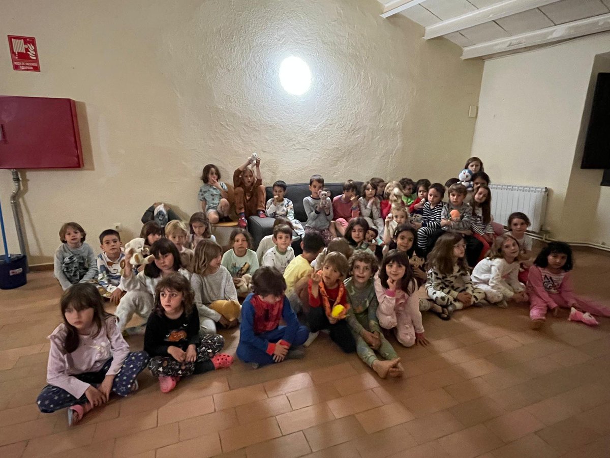 EAnglesola's tweet photo. #Mentrestant #1r estrena les #colònies a #CanGrau al @xarxadeparcs del @GarrafTurisme amb #cursesdorientació, #xocolataambpa, #llanternesnocturnes, #contes i #cançons! #SimpliRecarxofing! https://t.co/iyflPcGQBb