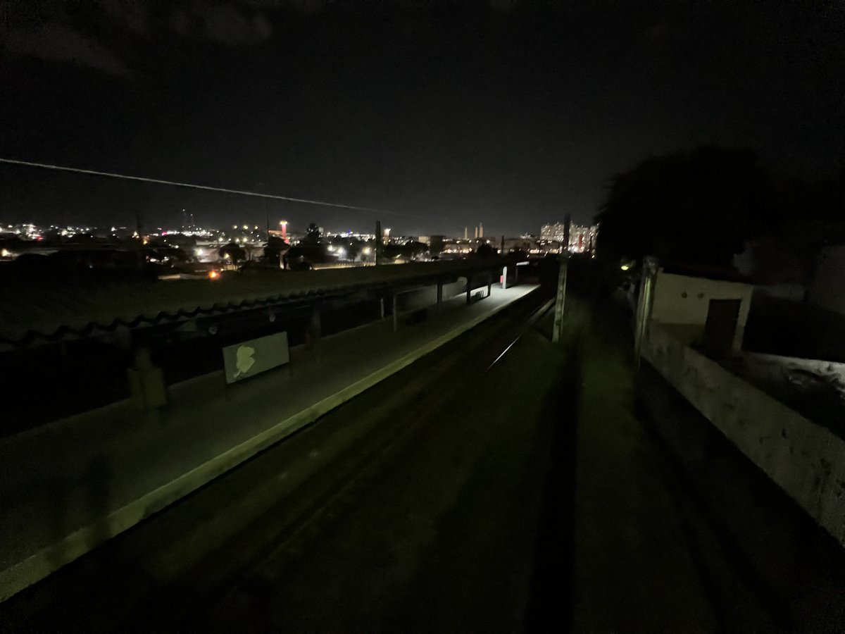 metrodebh's tweet photo. Estação Cidade Industrial. Plataforma sentido Eldorado com apenas uma lâmpada acesa. No sentido Vilarinho quase todas estão funcionando e no mezanino todas estão acesas. O elevador está desligado e parado na área de embarque. https://t.co/oTOOYiOzWY