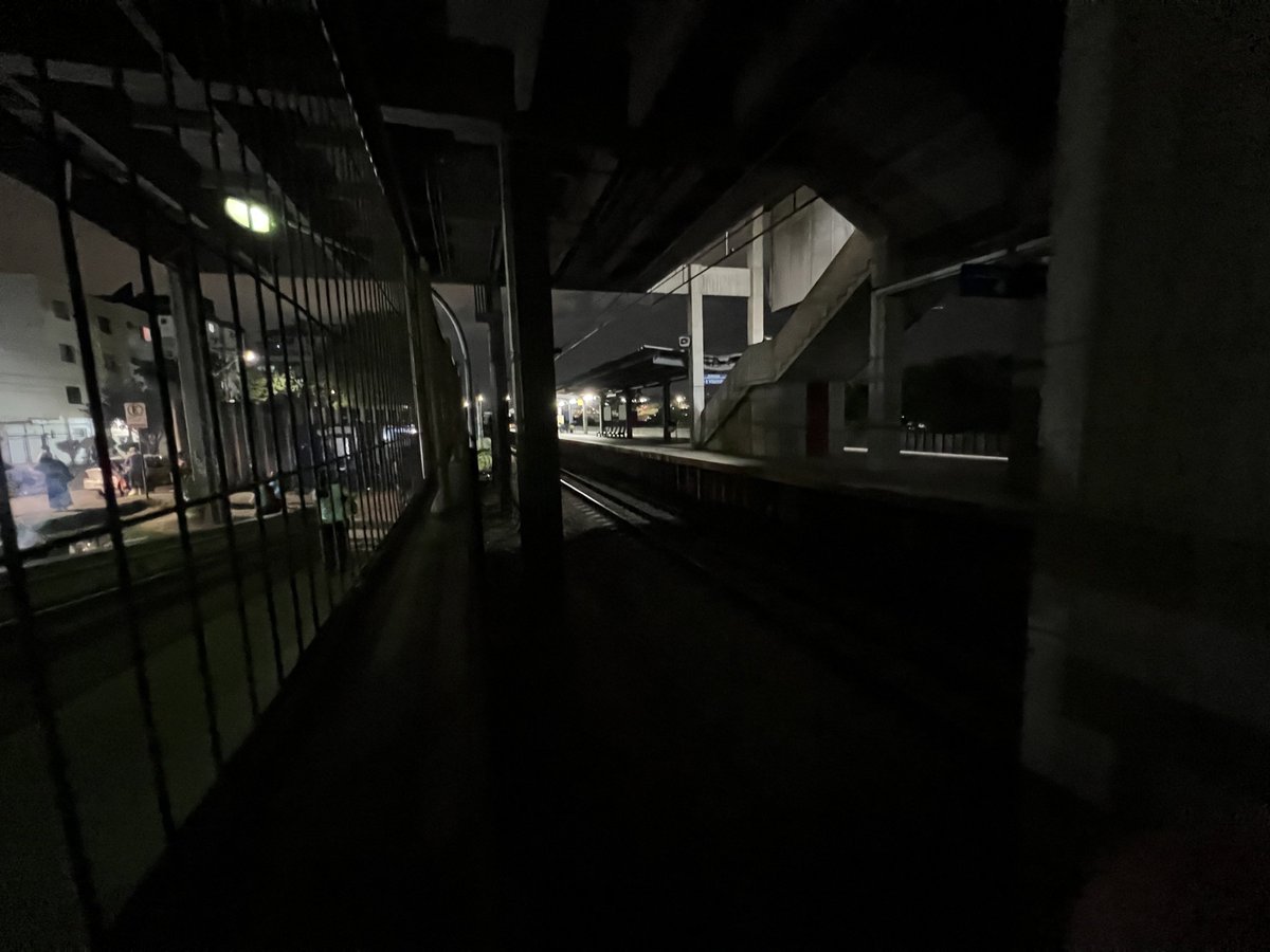 metrodebh's tweet photo. Estação Cidade Industrial. Plataforma sentido Eldorado com apenas uma lâmpada acesa. No sentido Vilarinho quase todas estão funcionando e no mezanino todas estão acesas. O elevador está desligado e parado na área de embarque. https://t.co/oTOOYiOzWY