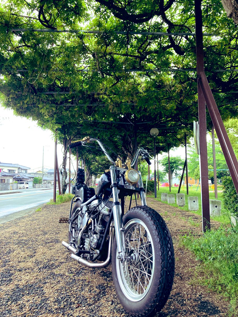 theclassvintage's tweet photo. 雨宿り https://t.co/rjGdWY4IOX