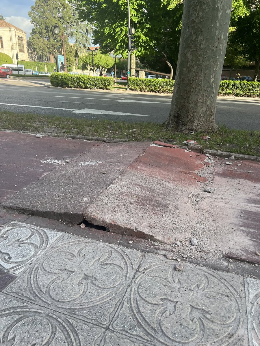 AVMPBurgos's tweet photo. El carril bici que discurre paralelo a la N120, en la zona del Empecinado supone un peligro bastante elevado debido a su rotura.
@Aytoburgos 
@danidelarosa 
@burgosconbici https://t.co/yTpRCLHQyd