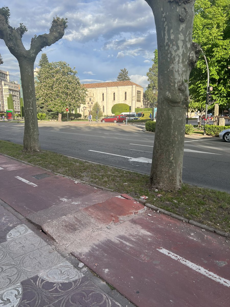 AVMPBurgos's tweet photo. El carril bici que discurre paralelo a la N120, en la zona del Empecinado supone un peligro bastante elevado debido a su rotura.
@Aytoburgos 
@danidelarosa 
@burgosconbici https://t.co/yTpRCLHQyd