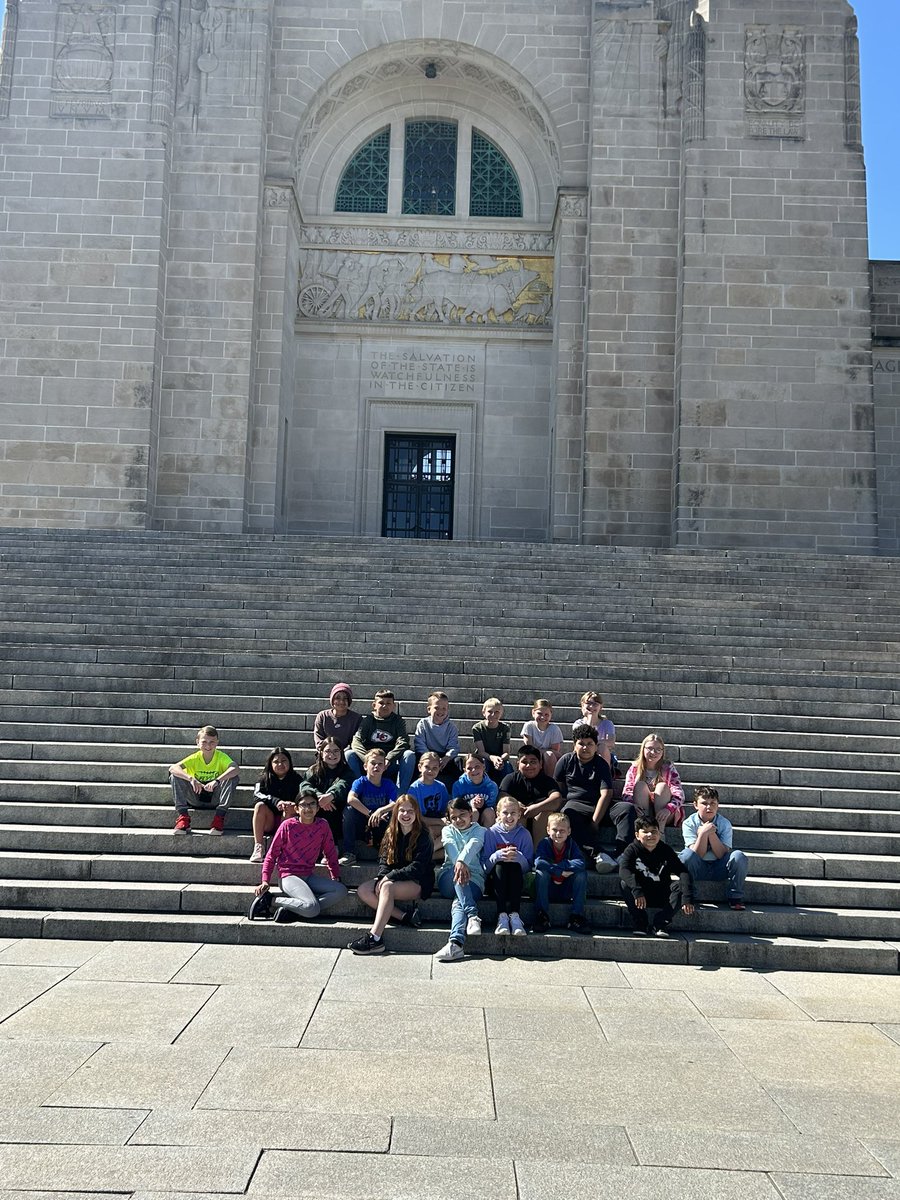 CaitlinDebower's tweet photo. We had a beautiful day for our field trip to the Capitol today! #lakeviewvikes https://t.co/e7YWZX5AqS