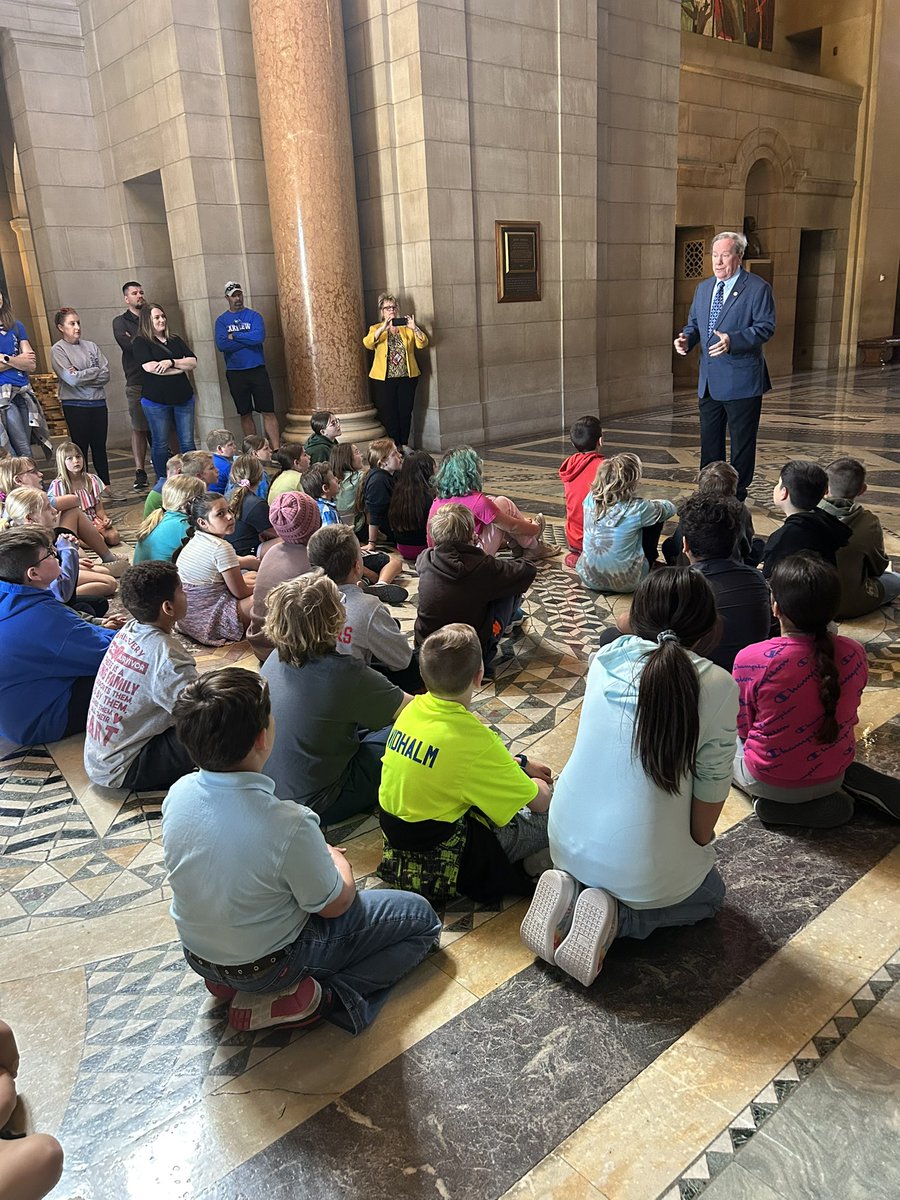 CaitlinDebower's tweet photo. We had a beautiful day for our field trip to the Capitol today! #lakeviewvikes https://t.co/e7YWZX5AqS