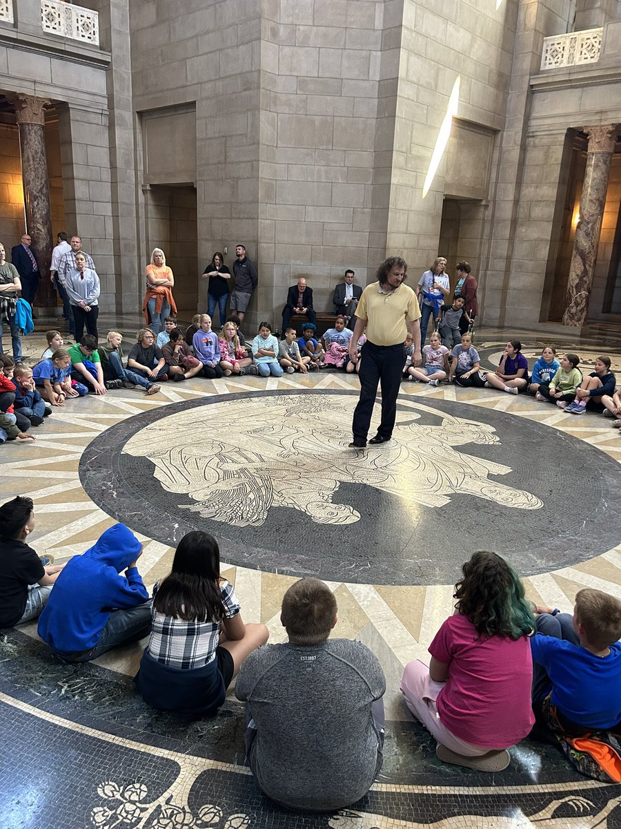 CaitlinDebower's tweet photo. We had a beautiful day for our field trip to the Capitol today! #lakeviewvikes https://t.co/e7YWZX5AqS