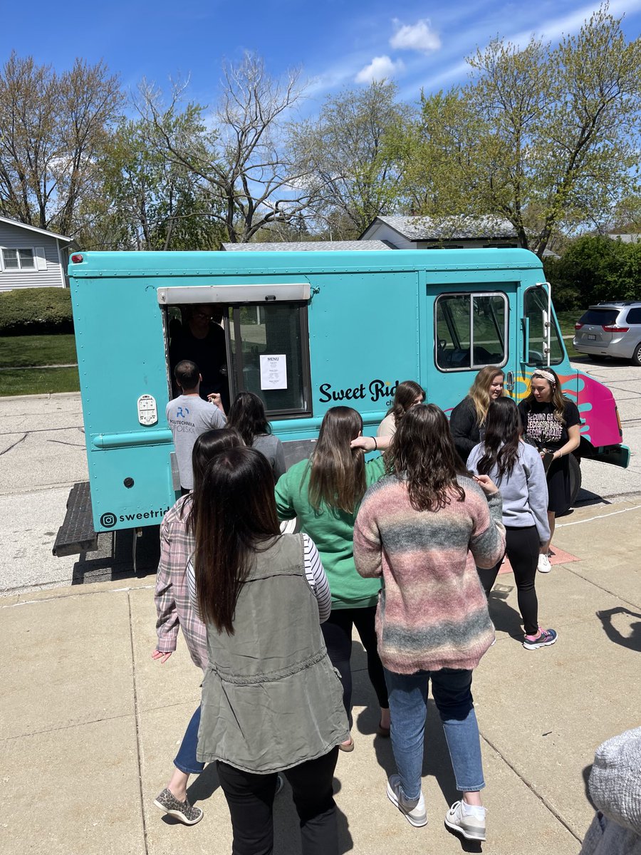celestefoley21's tweet photo. What a sweet surprise from our amazing adminstrators at Lakeview on this Institute Day! #wearelakeview https://t.co/qcV32S5YG7
