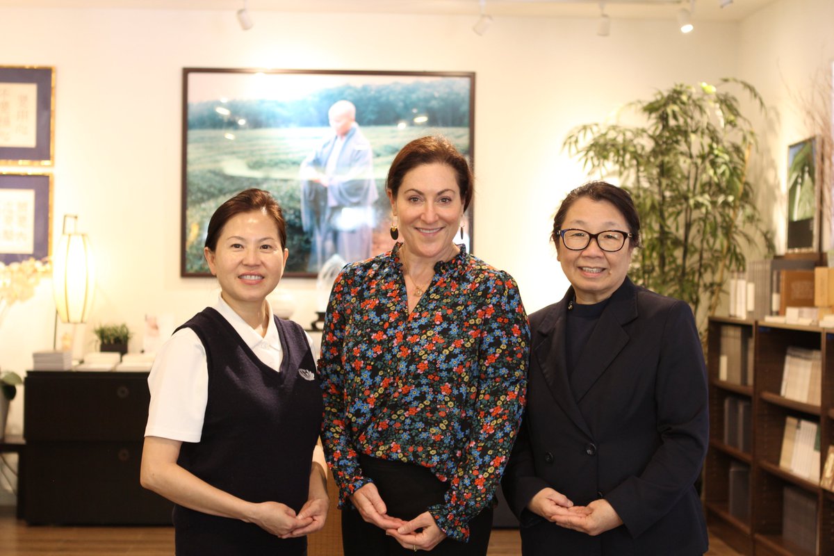 TzuChiUSA's tweet photo. On 4/26, #TzuChiUSA was delighted to welcome Leslie Goldman, VP of Global Cause Partnerships at @UNICEF-USA to our National HQ in #SanDimasCA, the #TzuChiEducation Campus in #WalnutCA, as well as the #TzuChiMedical in #AlhambraCA. See more: https://t.co/8scjpUVtCB https://t.co/KrkjAASEMv