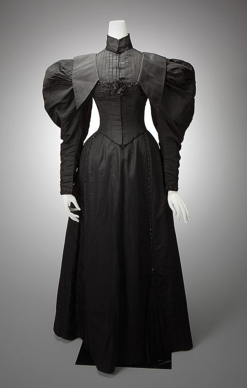wikivictorian's tweet image. Mourning dress, 1895. Missouri History Museum