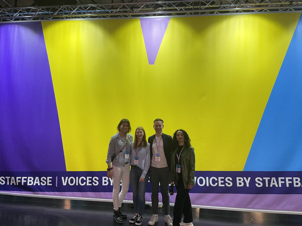 Tag 1/2 der #Voices23 in Berlin zur #internenkommunikation war schon jetzt ein absolutes Highlight! Was ein Event! Und wir von <a href="/KommunikOS/">KommunikOS</a> dürfen live mit dabei sein 😊💙