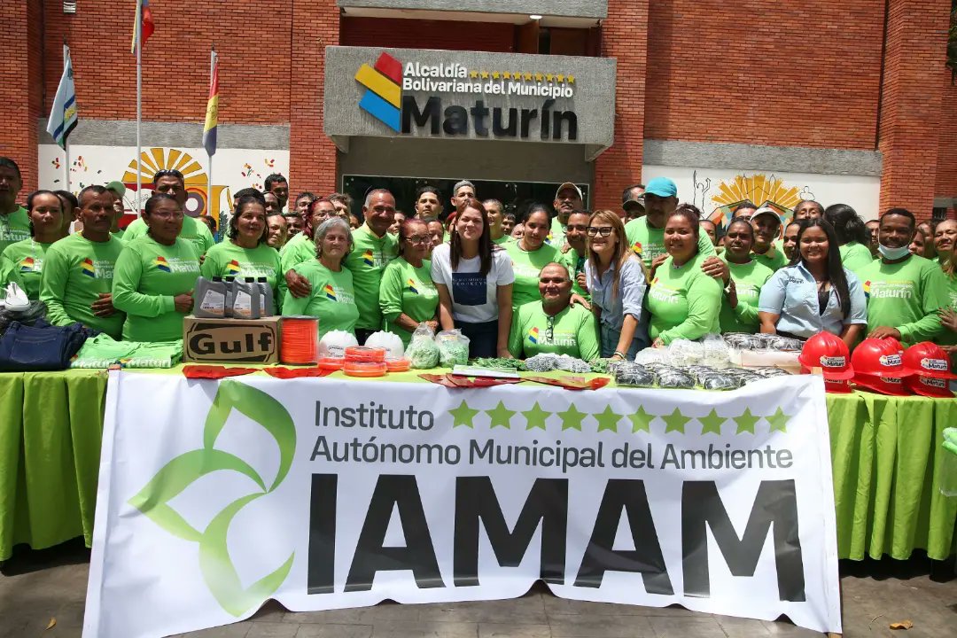 gobmonagasve's tweet photo. Alcaldesa Ana Fuentes dota de uniformes e implementos a trabajadores de IAMAN 

• Los equipos de barrido corresponden a 7 parroquias del municipio Maturín.

#MaduroEsPueblo
#Monagas #Maturin 
https://t.co/kTREUxx4S1 @NicolasMaduro https://t.co/oS3L1uHkfi