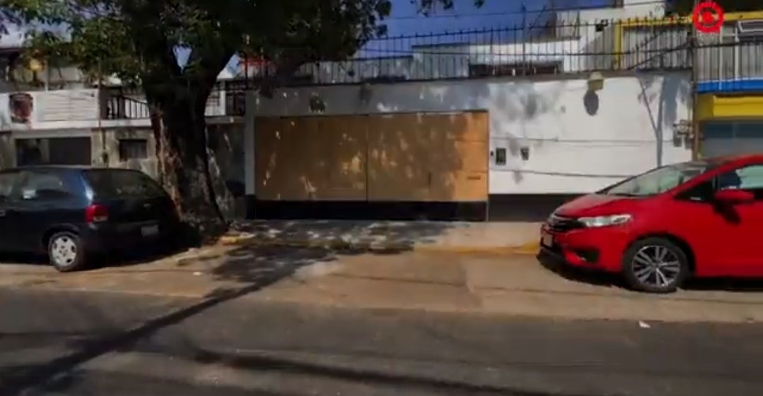 eltemagv's tweet photo. Un poco de perspectiva:

La casa que supuestamente le RENTA José Ramón López Beltrán (hijo de AMLO) a un empleado de La Jornada.

Vs

La casa que le REGALÓ un empresario al expresidente Peña Nieto a cambio de contratos saqueadores millonarios. https://t.co/Y4W7xAD8Ze