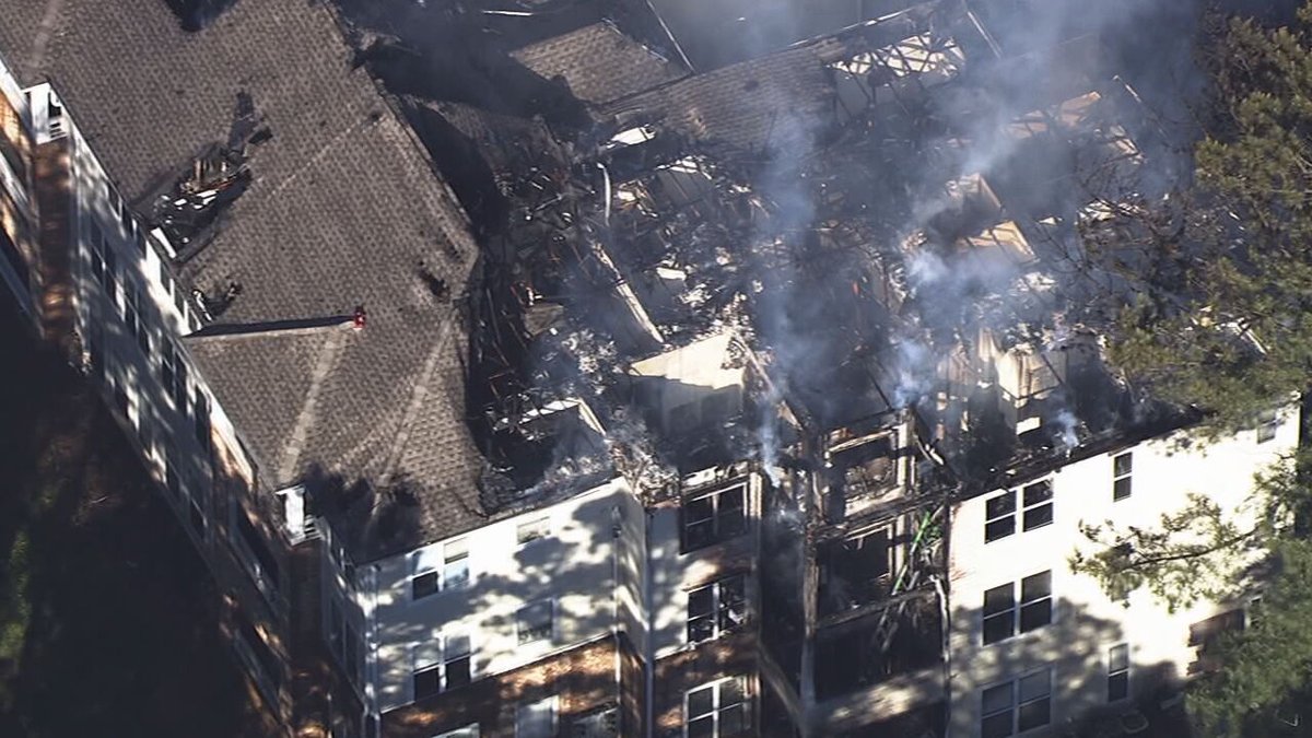 WSOCChopper9's tweet photo. DEVELOPING: Fire guts apartments on Lake Norman>> https://t.co/tqwLHTFb46 https://t.co/U2Npt6qMpD