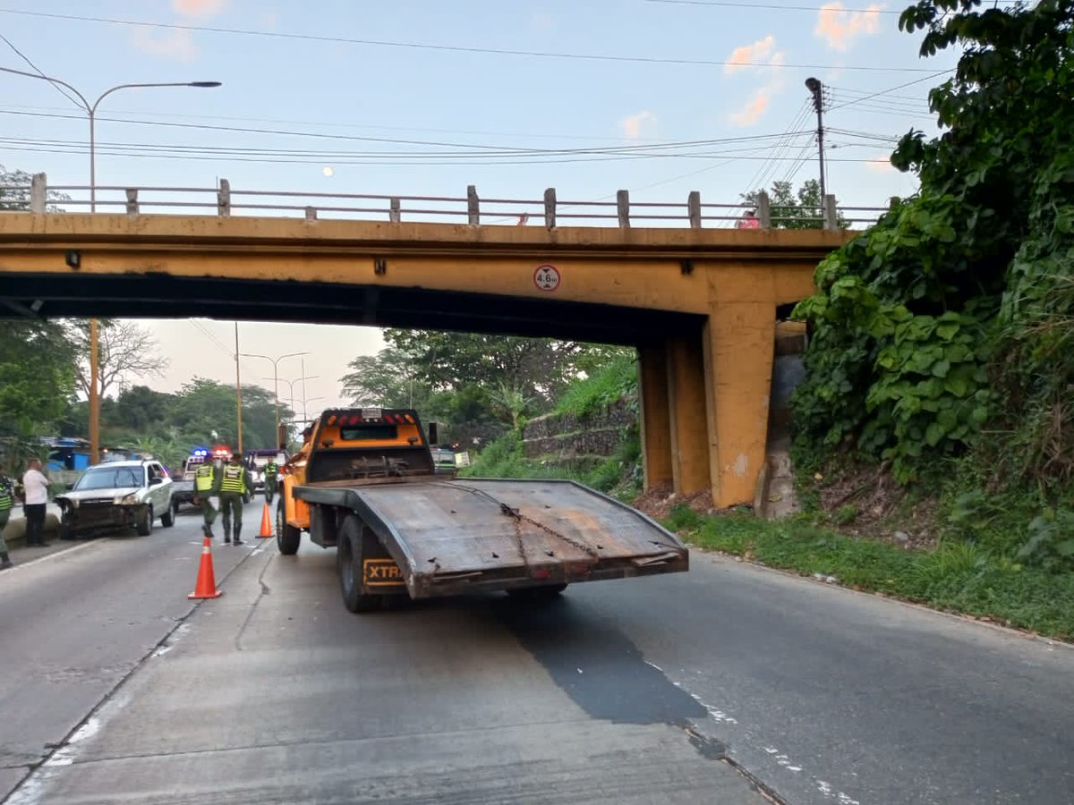 invialca's tweet photo. #AESTAHORA ⚠️ Equipos de #OperacionesViales de #Invialca atienden hecho vial a la altura del km 176 #AutopistaValenciaPuertoCabello sentido Valencia colisión de vehículo liviano contra defensa central 🚨
#Ahora cierre parcial durante operaciones de extracción del vehículo 🚓🚧 https://t.co/wBV890orgh