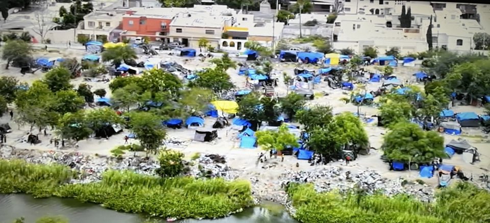 MooreTruthsNow's tweet photo. These are the illegals gathered so far across the river at Brownsville POE. They’re waiting for Title #42 to drop May 11th. And this is just at one TX POE … my local USBP RGV Sector. 
There will be thousands more gathered by then, ready to storm across. 
#8DaysAway 
#TEXIT https://t.co/lDB3ifa5Mg