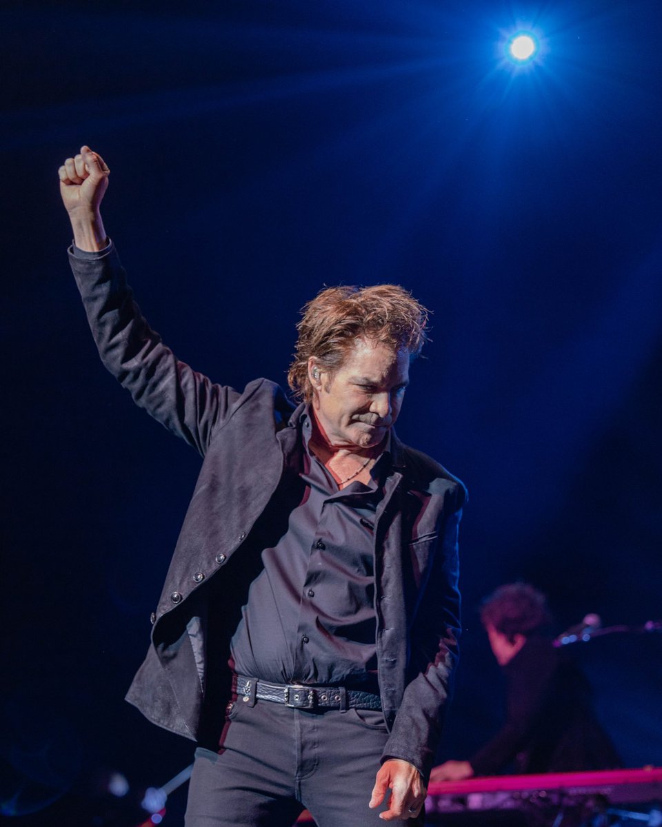 train's tweet photo. 🎶 Concrete jungle where dreams are made of 🎶 Love a good night in the Big Apple!

📸 Emma Wannie / MSGE https://t.co/RiqZNEvLqL
