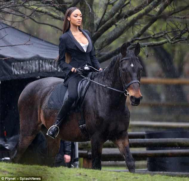 Deadrabbitriley's tweet photo. I like bitches on horses https://t.co/l0CRQLYDG6