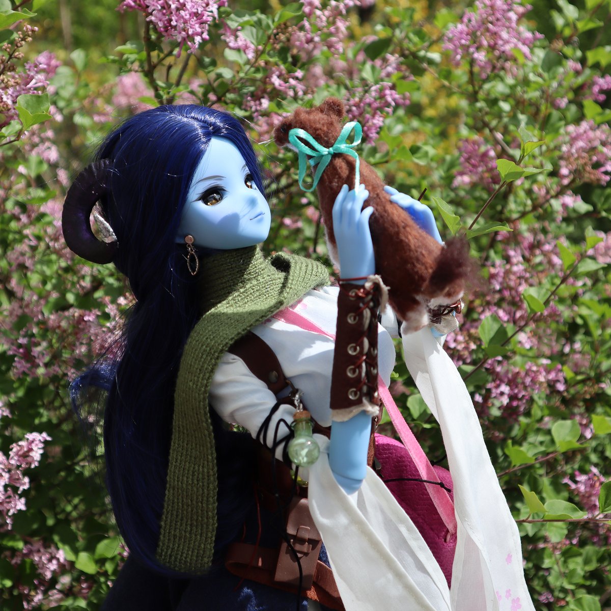 KitnShop's tweet image. Our Interstellar Blue #SmartDollSingularity dressed up in her Jester cosplay, complete with Sprinkles!

#SmartDoll #DannyChoo #CriticalRole  #criticalrolefanart @LauraBaileyVO @KitnShop