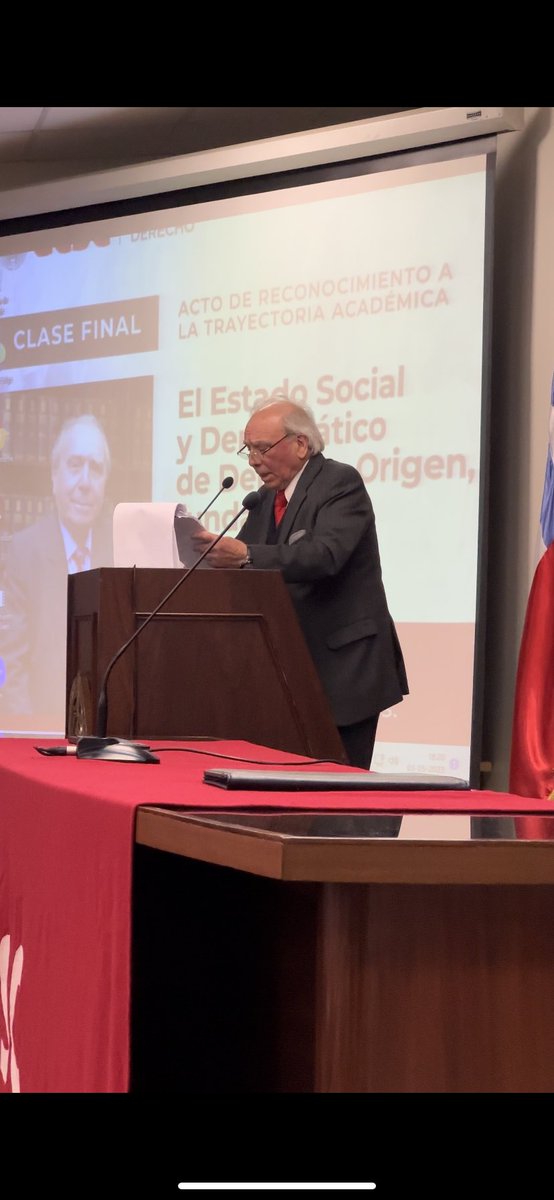 ucscconcepcion's tweet photo. Saludamos muy especialmente al Profesor Emérito y fundador de @DERECHO_UCSC, Fernando Saenger, quien se despide de la docencia universitaria en con la clase magistral “El Estado Social y Democrático de Derecho”. #Clasefinal ##DerechoUCSC https://t.co/JiVPXN2BNr