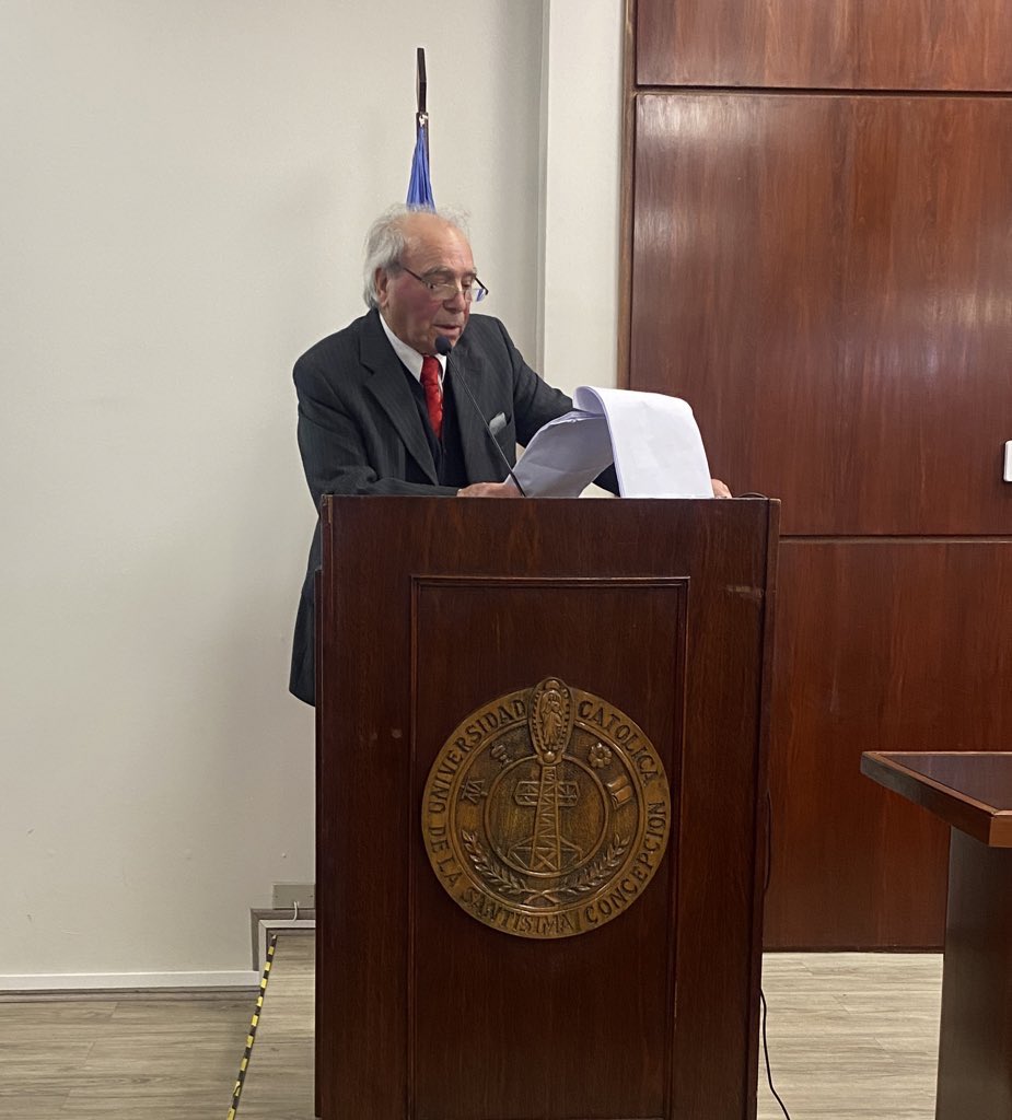ucscconcepcion's tweet photo. Saludamos muy especialmente al Profesor Emérito y fundador de @DERECHO_UCSC, Fernando Saenger, quien se despide de la docencia universitaria en con la clase magistral “El Estado Social y Democrático de Derecho”. #Clasefinal ##DerechoUCSC https://t.co/JiVPXN2BNr