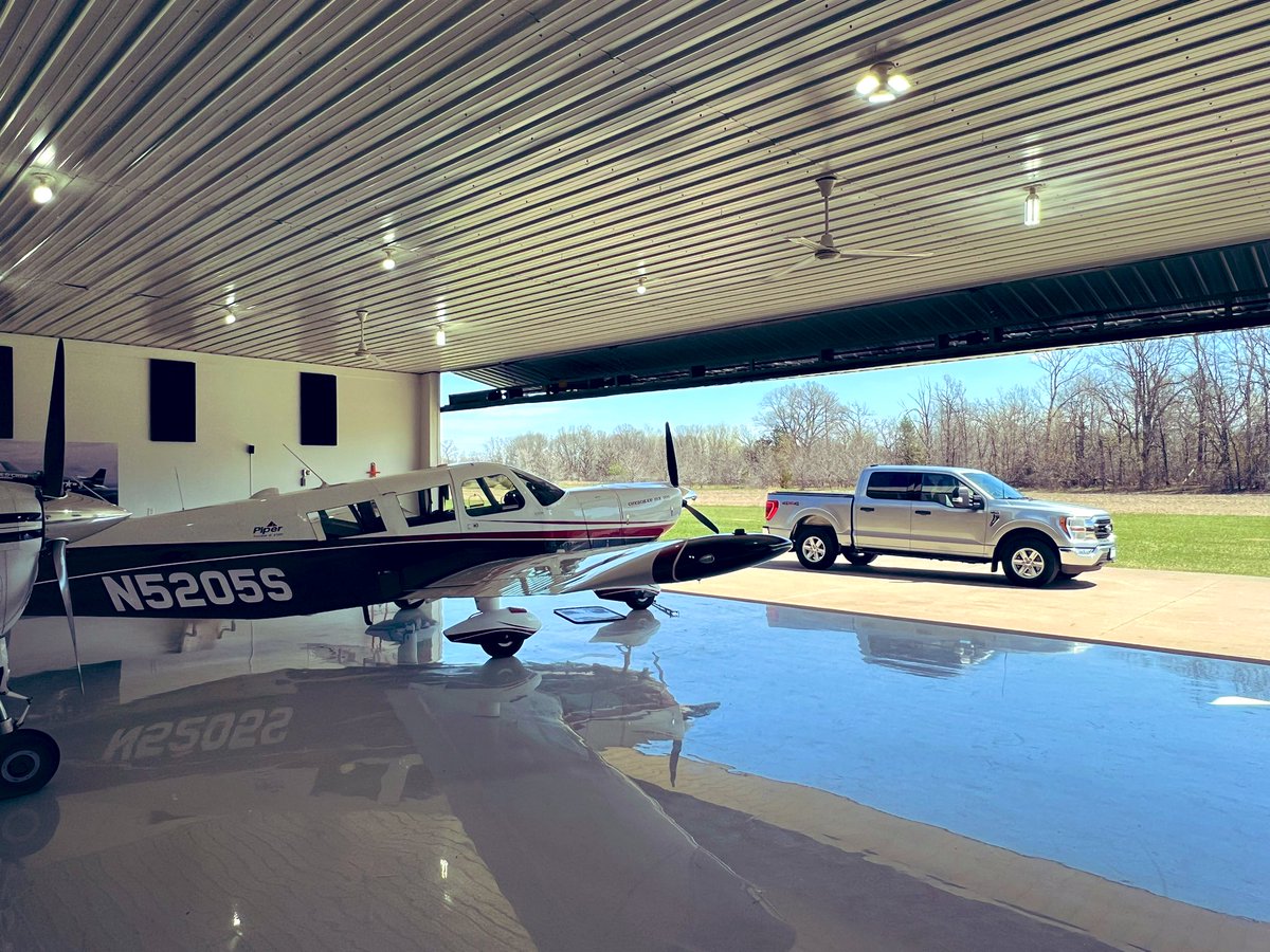 aerroTpalm's tweet image. #Spring days are great! Happy #WingviewWednesday #PilotsofTwitter #aviationdaily #aviationlife #Wednesdayfeeling @FlyingMagazine @AviateAddict @ChadAviation @FlyingMagazine @fsumatt @LycomingEngines @HartzellProp @piperaircraft @FordTrucks