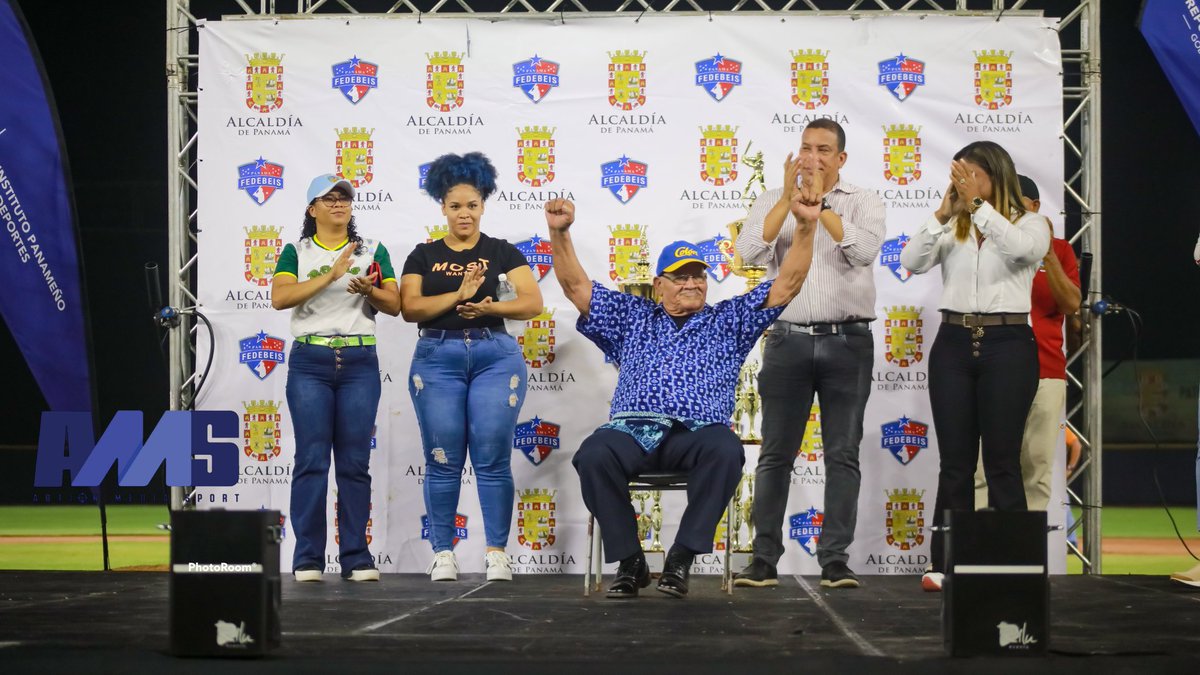 amspanamapty's tweet photo. Los homenaje siempre son mejores si son en vida.

Merecido homenaje maestro ilustre Benjamín Wood @FedebeisOficial @mlbpty_ https://t.co/axJuysQBOu