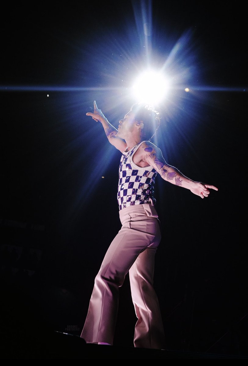 Harry Styles, live from United Center.
#LoveOnTourChicago #Residency4
10.13.22

📸: <a href="/brookephotoedit/">Brooke</a>