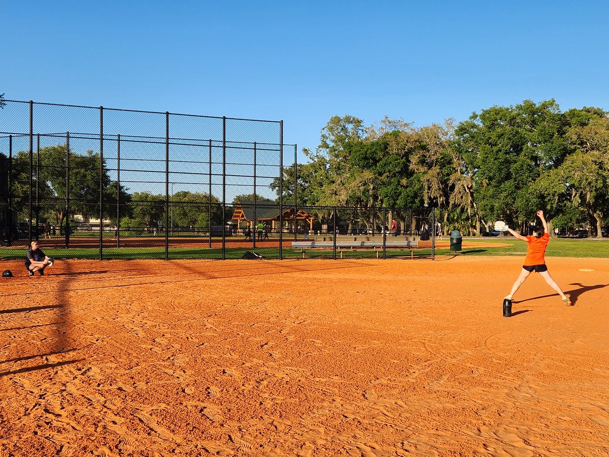 AbiHooper2027's tweet image. Extra practice with @Lenasierra2027 #backstops #icatch #shepitches #BP @ExtraInningSB @LegacyLegendsS1 @ECBulletsMorin @VipersHargrave