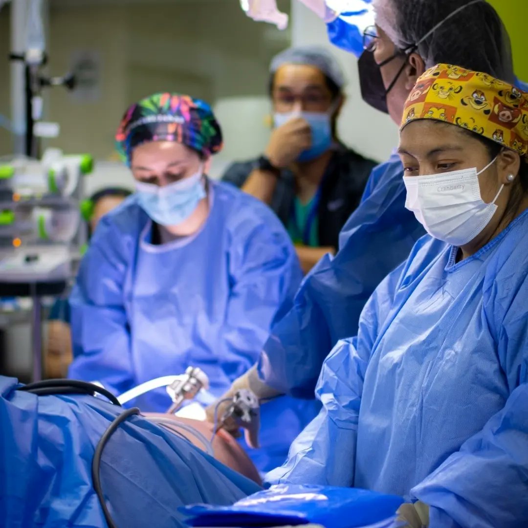 FullaJuan's tweet photo. We've successfully completed the first 100 cases of robotic surgery at Hospital San Borja since October 2022. 🤖👨‍⚕️#roboticsurgery #urology #chile https://t.co/vr2iLkXz94