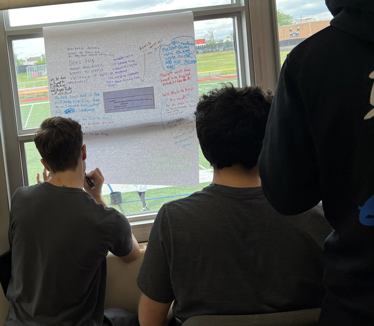 GAmigdalos's tweet photo. Visible Learning at its best! What are kids thinking while they are reading? TY @MissMonty516 for promoting discussion, valuing perspectives &amp; challenging learners to demonstrate their thinking on a topic! #MineolaProud 📖❤️ https://t.co/NKCMeRxX0G