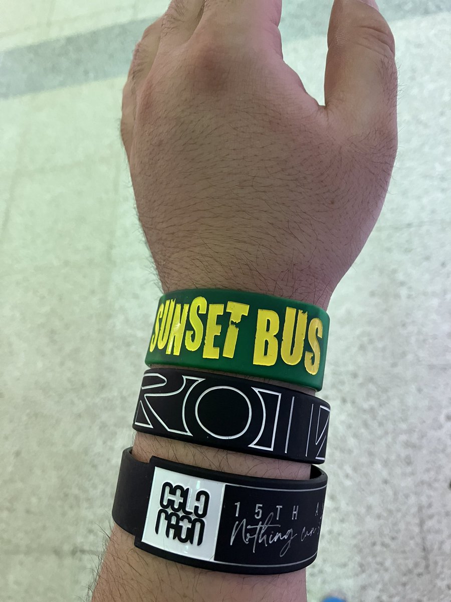 GFF_YAMABITO's tweet photo. 本日のラバーバンド
#SUNSETBUS 🚎
#Kroi
#coldrain https://t.co/SAhdxUDtkz
