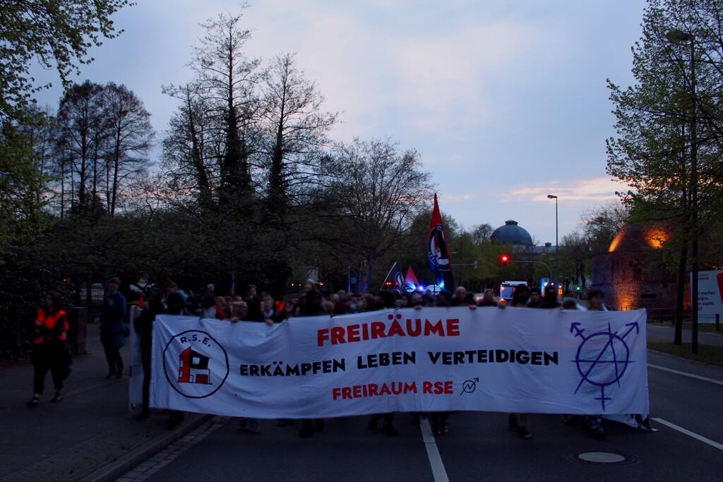 Rie_aktiv's tweet photo. 01.05.2023: Demonstration „Leerstand beenden – Freiräume schaffen!“ vom Kollektiv @Freiraum_RSE in #Oldenburg 

#ol0105 #1Mai #1Mai2023 #Freiraum #FreiraumRSE #Selbstbestimmung #solidarischOL #Solidarität #SozialeKämpfe #teilhabe https://t.co/pISjMckgHV