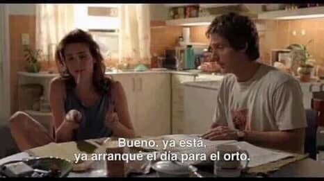 Sentado en mi pupitre, esperando la clase de psico. Apoyo el termo, coloco la yerba en el mate deseoso de él desde el primer minuto que entré a la siberia. Abro los apuntes...
ME OLVIDE LA BOMBILLA. 
Y encima ahora pelotudeo con esto. 
Así estoy...