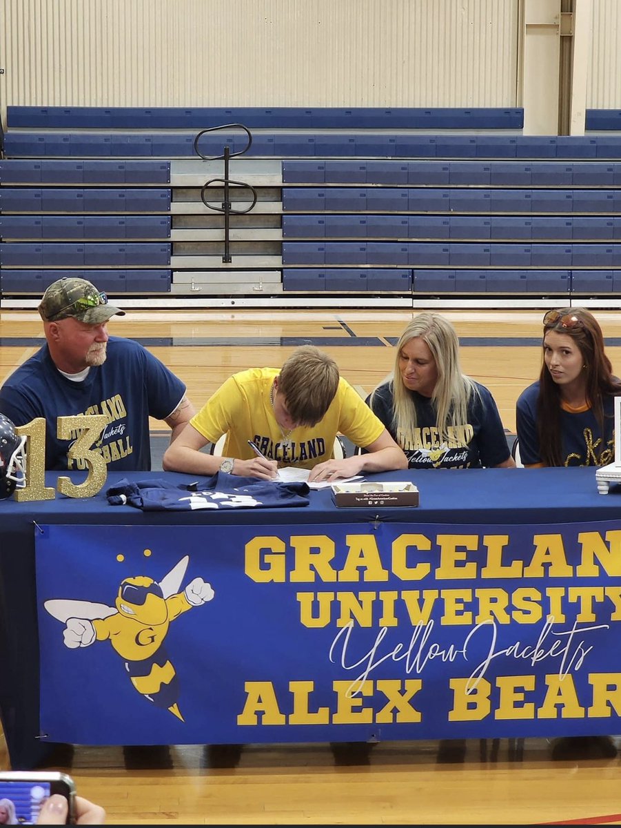 AlexBeard_6's tweet photo. It’s official! I am thankful for everyone who has been apart of my high school journey it’s time for the next level!! Thank you @CoachRoss_FB for giving me a chance to display my talents at the next level! Ready to work!! https://t.co/KOVbdAEIdg