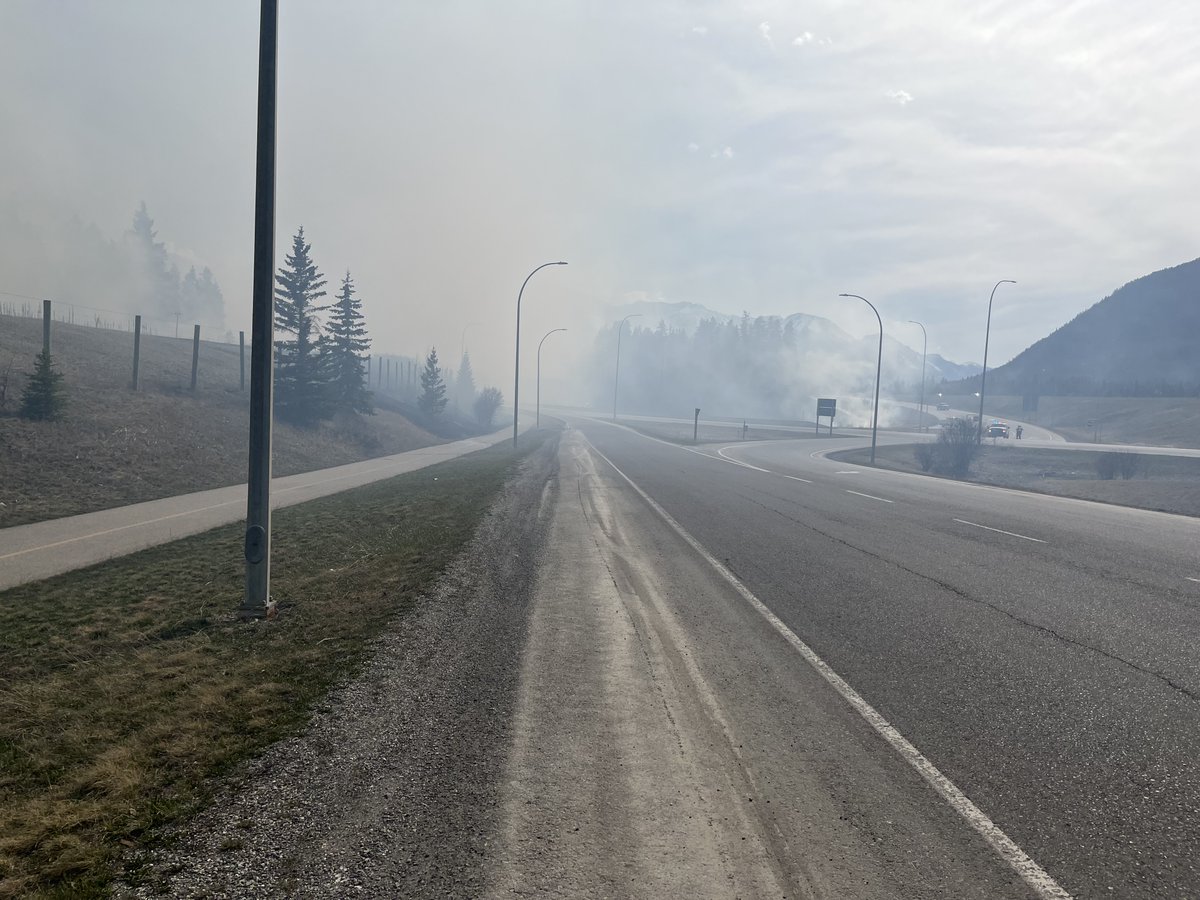 Parks Canada’s prescribed burn has crossed from Compound Meadow to the east side of Banff Ave. in the area of Mountainview Cemetery and the horse corrals.
All people and livestock have been evacuated. Avoid Banff Ave entrance/exit to highway. Alerts banff.ca/alert #banff