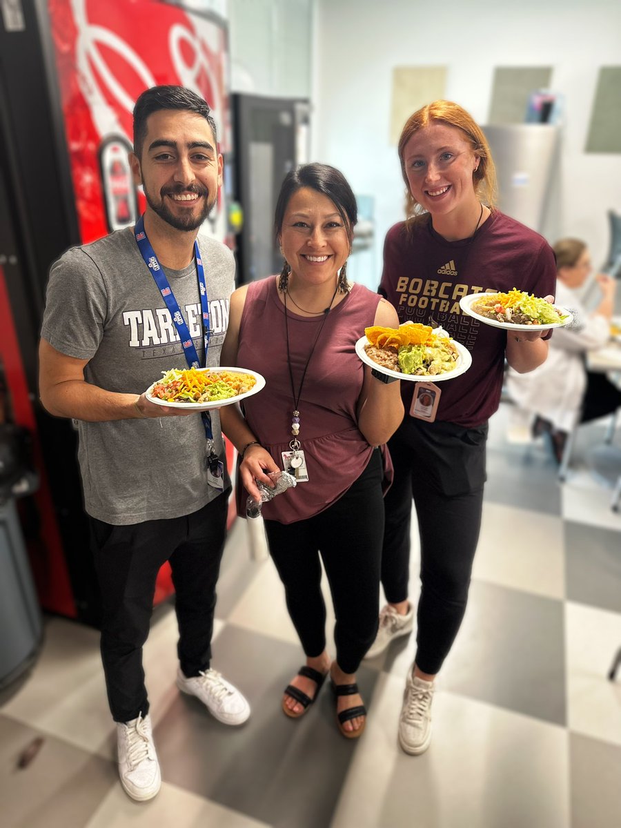 SMCISD_Rod's tweet photo. Day 3 of ✨Teacher Appreciation Week✨ brought our amazing staff a fajita lunch sponsored by Casa Maria’s, dessert from @MyER247SMTX &amp; of course, a very special heart cart surprise 🌯🍪🤗💜

#TheKnightWay https://t.co/DDjUAc20kc