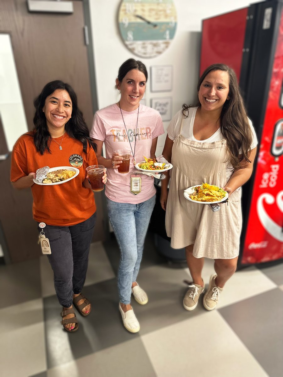 SMCISD_Rod's tweet photo. Day 3 of ✨Teacher Appreciation Week✨ brought our amazing staff a fajita lunch sponsored by Casa Maria’s, dessert from @MyER247SMTX &amp; of course, a very special heart cart surprise 🌯🍪🤗💜

#TheKnightWay https://t.co/DDjUAc20kc