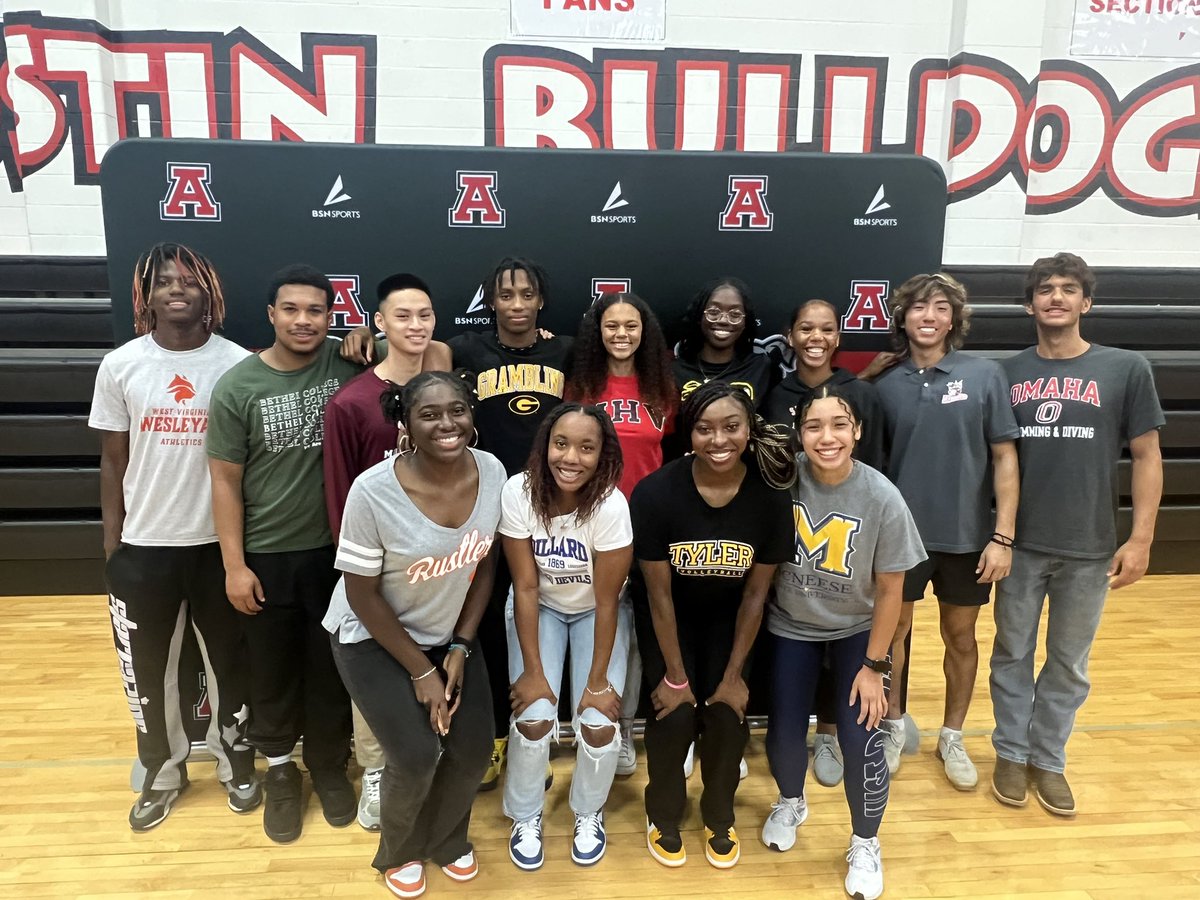 What an AWESOME group of student athletes!! You all have made @SFAHS_Bulldogs and our community so proud!! Thank YOU!!! 
#ProfileOfAGraduate #DecisionDay2023 @FBISDAthletics @FortBendISD