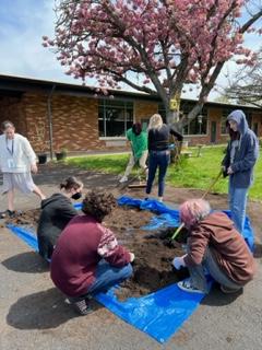 VPSOcelot's tweet image. Students are preparing the court yard for the Garden Party on Friday, May 5.  Lots of activities and fun to be had at 1:30 at Heights Campus.  Join us if you can.
