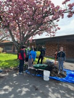 VPSOcelot's tweet image. Students are preparing the court yard for the Garden Party on Friday, May 5.  Lots of activities and fun to be had at 1:30 at Heights Campus.  Join us if you can.