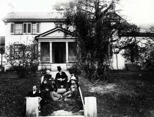 The Washington family in front of Wessyngton's mansion. (Photo courtesy of Tennessee State Museum)

https://www.berkshirefinearts.com/05-12-2014_slaves-and-slaveholders-of-wessyngton-plantation.htm