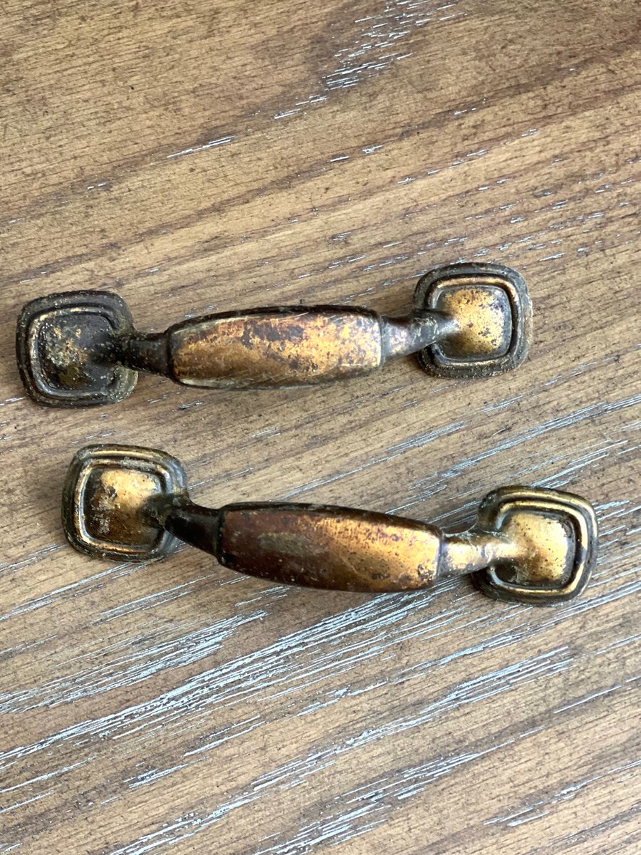 VSeagrape's tweet image. Sleek sellouts! 🤓. Order Drawer Pulls, Pairs Vintage Brass Hardware Drawer Pulls Handles, 3'' Center Hardware, Vintage Hardware, Vintage Drawer Pulls, Metal Handles at $18.00 from etsy.com/listing/141171… #VintagePulls #VintageKnobs