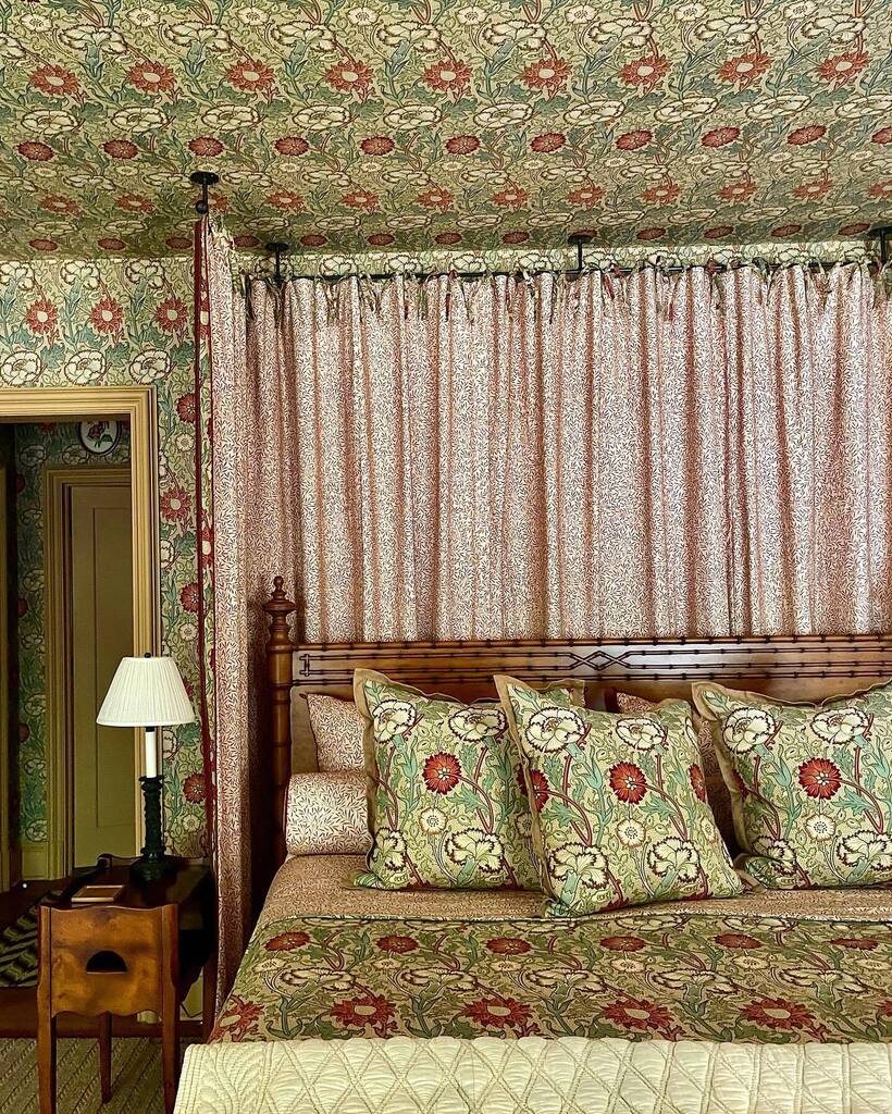 Pattern on pattern in a guest bedroom suite. We’ve played two documentary @wmorrisandco hand blocked prints together to create soft fabric niche for a new @bunnywilliamshome bamboo carved wooden bed. And our clients love it! The larger pattern was also paperbacked and used o…