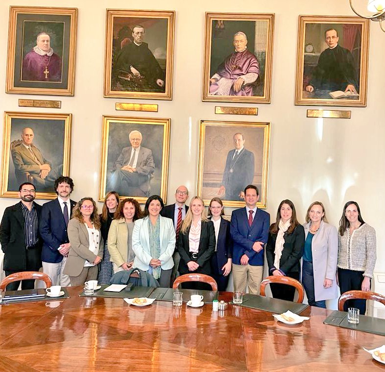InvestigacionUC's tweet photo. 🇨🇱🇩🇪  #ColaboraciónInternacional en #Investigación 👉 postal de la visita de una delegación de @UniHeidelberg, de Alemania, a la @ucatolica 🤝
En la reunión participaron @pedrobouchon, vicerrector de Investigación de la UC; @MElenaBoisier; y @diegocosmelli, entre otros. https://t.co/KPHZTQdMPn