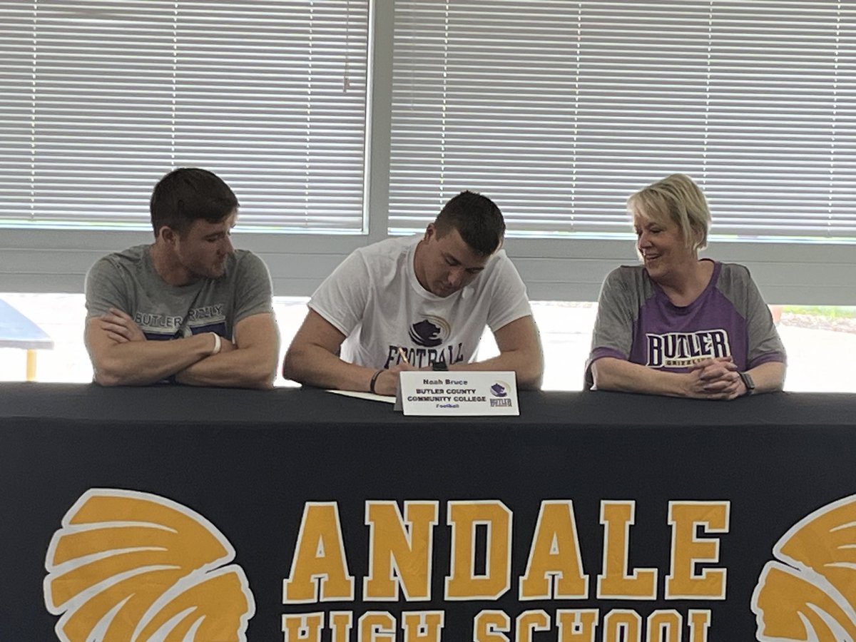 Committed✍🏼💜
Thank you all for the support! Ready to get to work <a href="/ButlerGrizzlyFB/">BUCO Football</a> 
<a href="/sportsinkansas/">Sports in Kansas</a> <a href="/CoachBVignery/">Brice Vignery</a> <a href="/coach_cox/">Coach Cox</a>