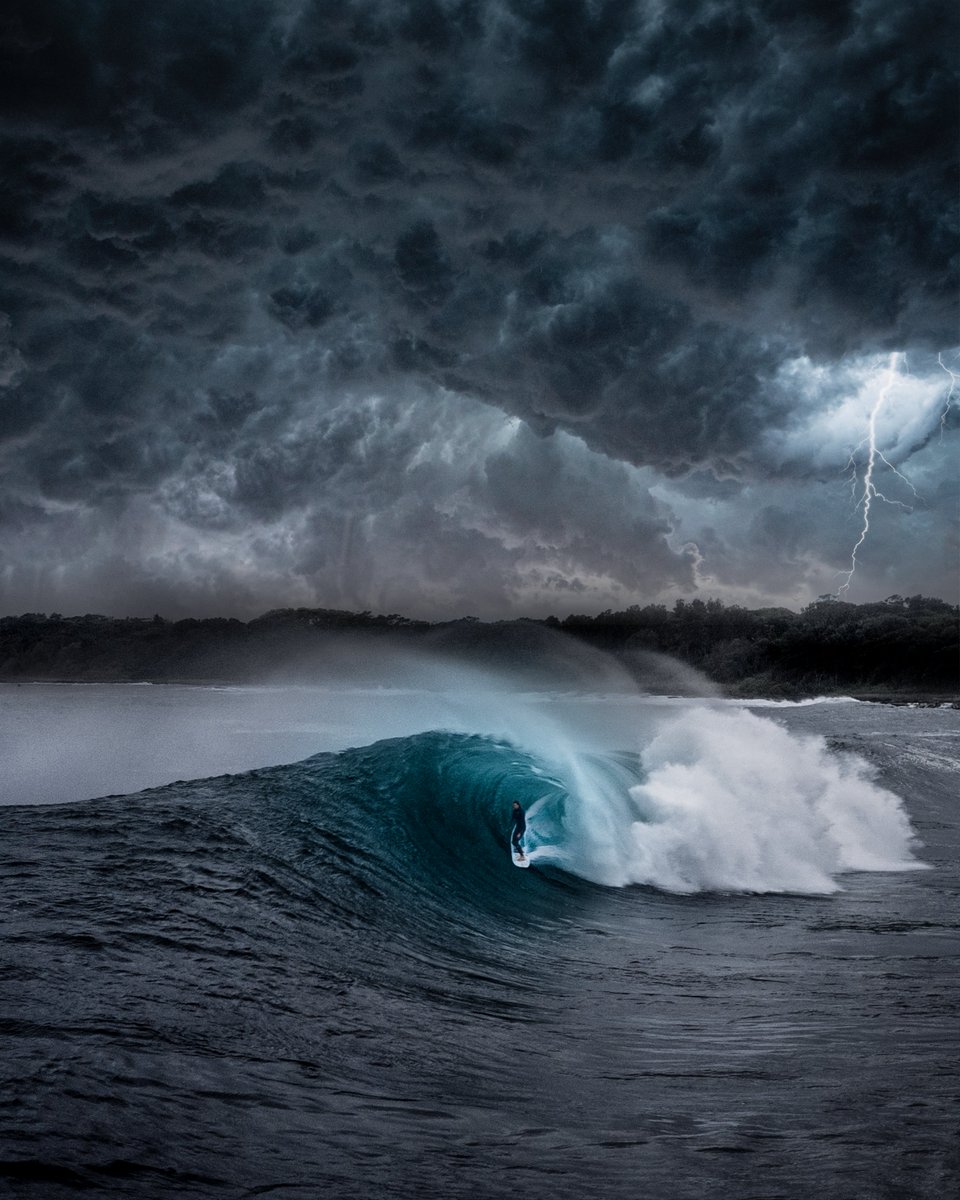 ⚠️GM⚠️
Today just became epic!! Timmbo just kicked off the auction for the Whale's Mouth! The last piece available in my storm surfer series 🌊⛈️🏄‍♂️ 🔗👇