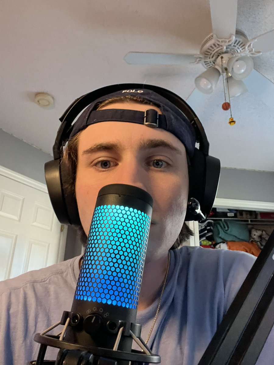 sullynelson's tweet photo. I’m live https://t.co/fBLedNCXoy https://t.co/ptoihqmAaA