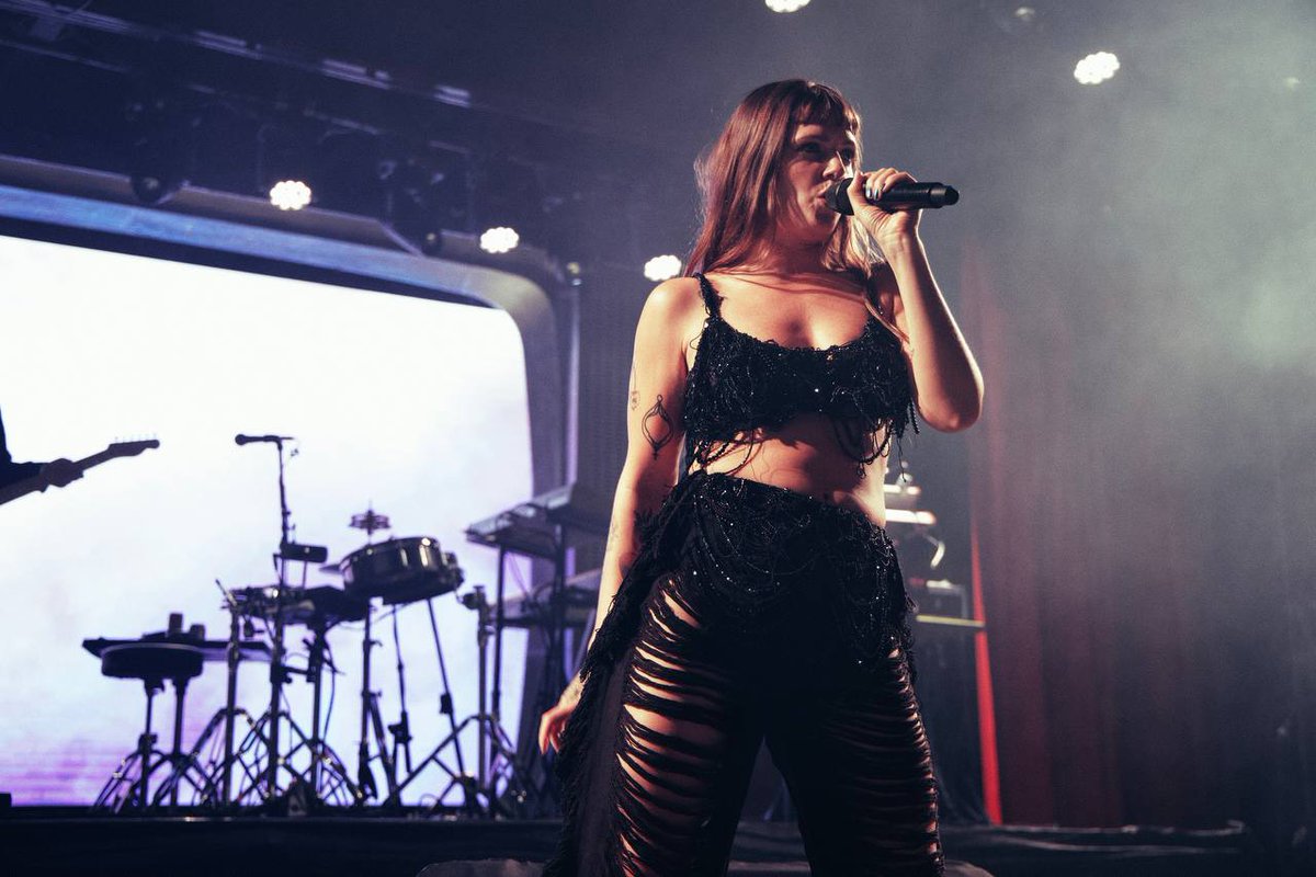 .<a href="/ToveLo/">Tove Lo</a>, la intérprete de temas como Habits y Borderline ofreció en Guadalajara un concierto lleno de hits enérgicos en una noche que, según sus palabras, fue para pasar del baile al llanto.

Mira la galería completa: bit.ly/toveloo
📷: <a href="/coneado/">Cone</a>